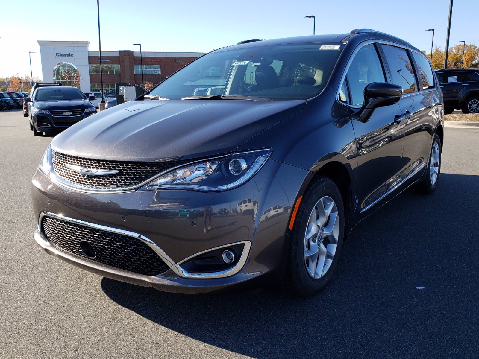 Chrysler pacifica touring l